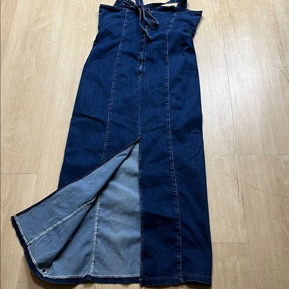 New Reformation Jeans Evita Denim Midi
Dress in Vermillion Color, SIZE 12 - Picture 6 of 8